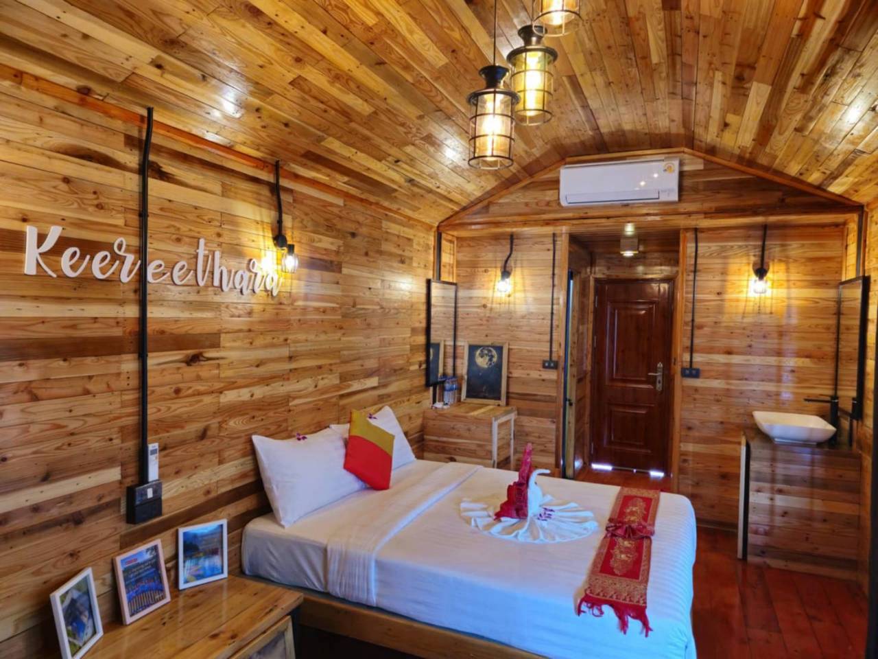 Keeree Tara: Air-conditioned bungalow interior