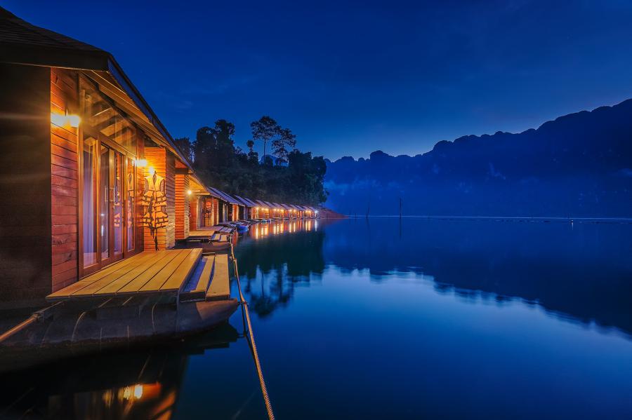 Laguna Chiewlarn: Laguna floating bungalow row at dusk