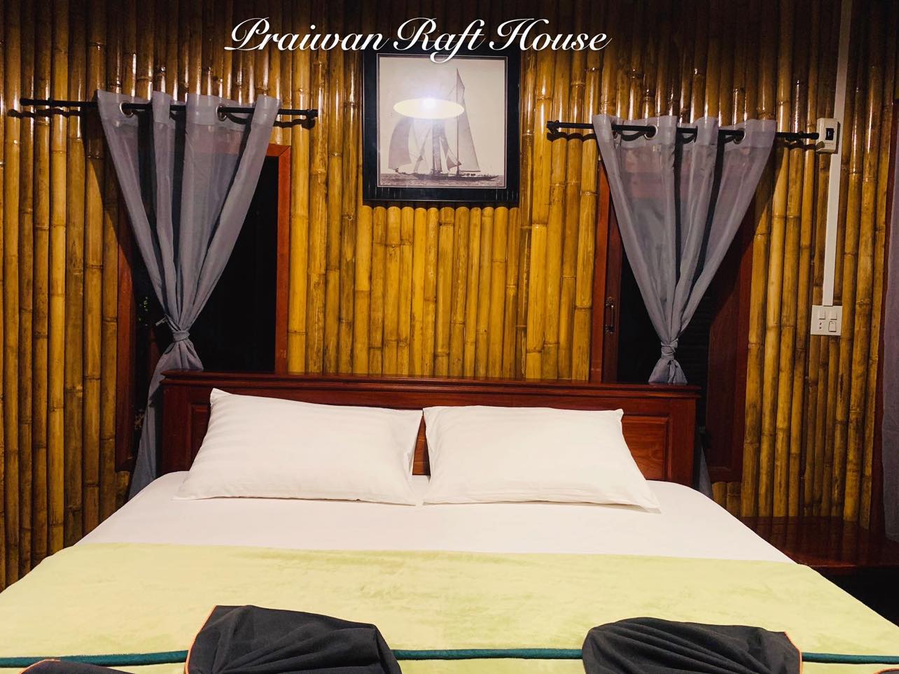 Praiwan Raft House: Deluxe — private bathroom